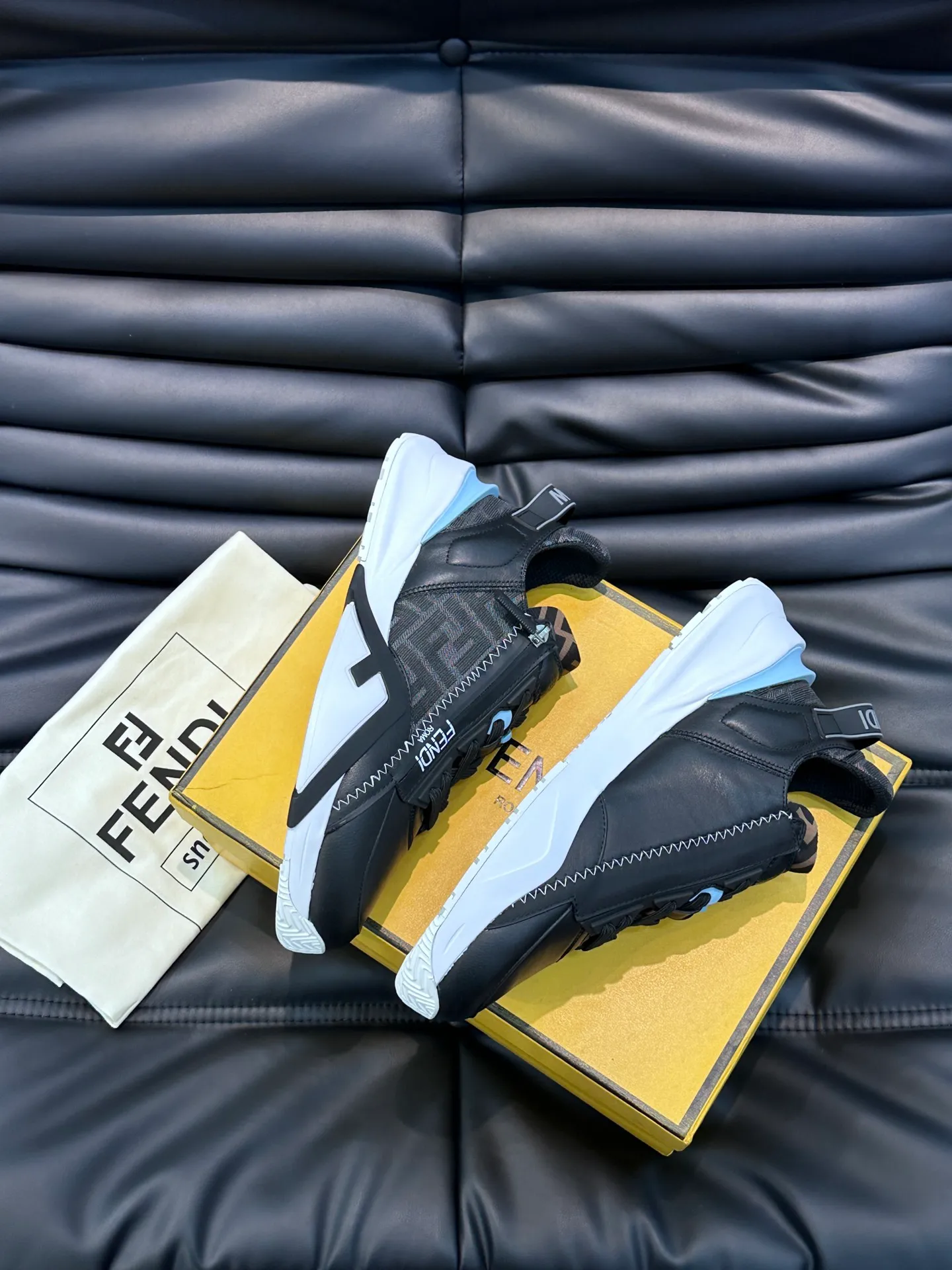Men's shoes 💰p560 "Fend*" new men's casual sports shoes, equipped with elastic straps, side zippers, and corrugated soles engraved with F. Embossed Fendi Flow lettering on the heel. Made of technical fabric and a mix of blue and suede. Decorated with Lycra® details. FF graphic tongue. Ultra-light and wear-resistant EVA sole. Size: 38-44